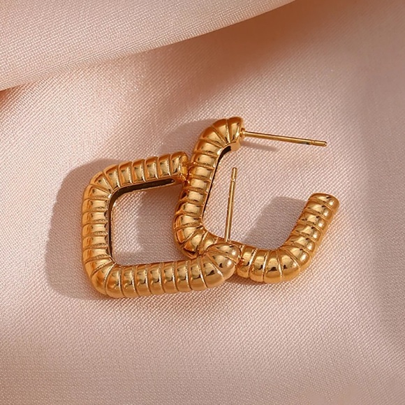 NEW GEOMETRIC 18K GOLD HOOP EARRINGS, NICE EARRINGS, CUTE EARRINGS - Picture 2 of 5